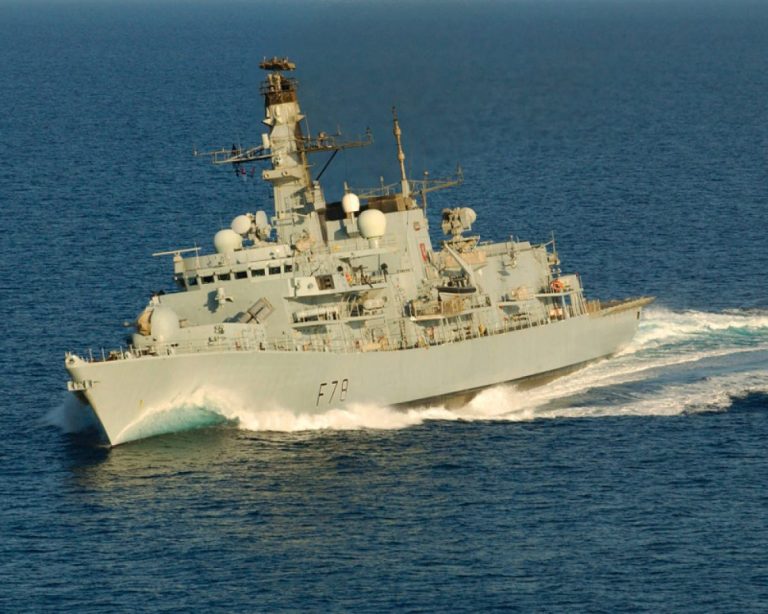 Londra trimite o navă de război în regiunea Golfului pentru a-şi proteja interesele (MoD)