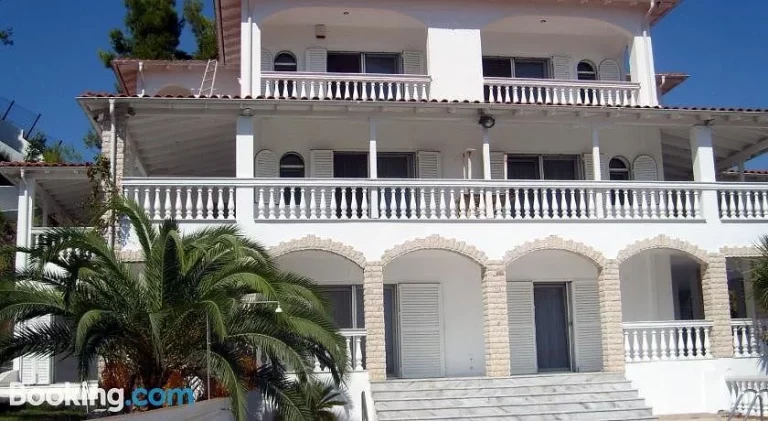 Un hotel de familie din Halkidiki, cu vedere la Marea Egee, preferată de asasinii ruși din temuta GRU. Proprietara a primit de la Putin titlul de Erou al Federației Ruse