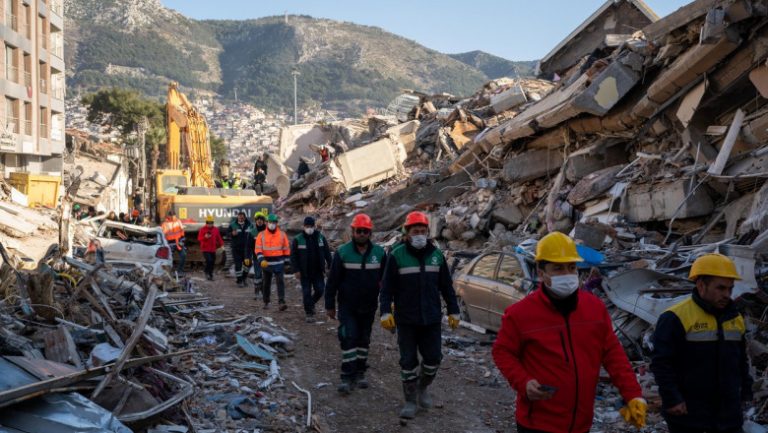 Voluntari care vin, sinistraţi care pleacă: Traficul în provincia turcă Hatay, după cutremure, este un haos