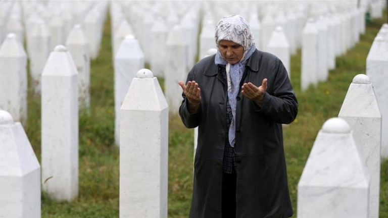 Bosnia: Sute de persoane au asistat la funeraliile pentru Hatidza Mehmedovic, o “mamă” de la Srebrenica