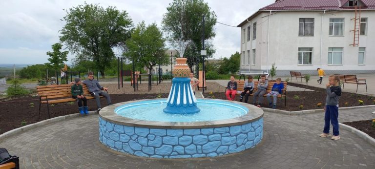 Un elev de 15 ani din satul Păpăuți a reușit să instaleze un havuz în curtea școlii, după un grant câștigat cu propriile forțe