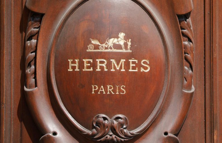 Hermes depăşeşte L’Oreal, devenind a doua cea mai valoroasă companie din Franţa