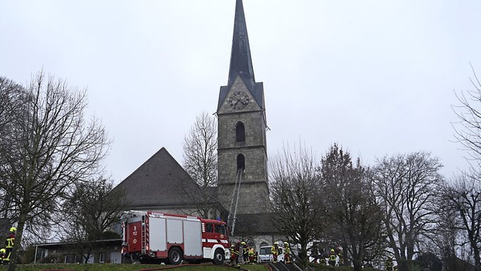 Turla bisericii gotice din oraşul elveţian Herzogenbuchsee s-a prăbuşit în urma unui incendiu