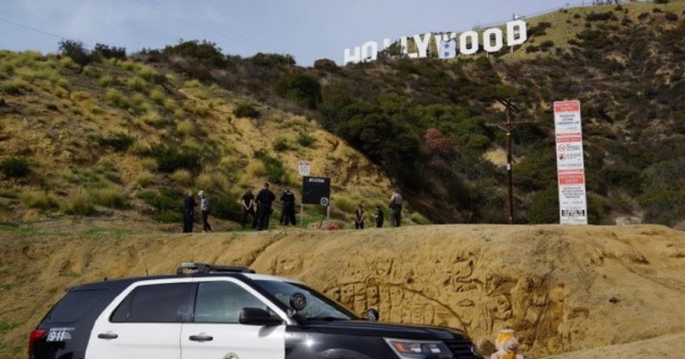 ‘Hollyboob’- vandalizarea panoului din Los Angeles pe care este scris numele ‘Hollywood’; șase arestări