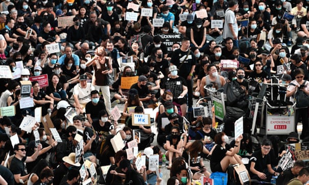 Staff-ul aeroportului din Hong Kong se alătură protestatarilor – VIDEO