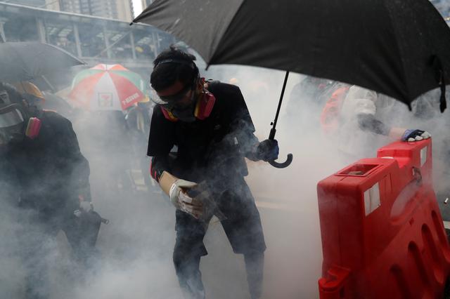 Proteste VIOLENTE la Hong Kong: Protestatarii au vandalizat staţii de metrou – VIDEO