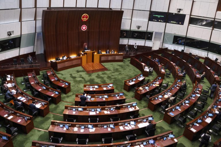 Parlamentul local de la Hong Kong reduce numărul de consilieri de district, pentru a exclude opoziţia ‘anti-chineză’