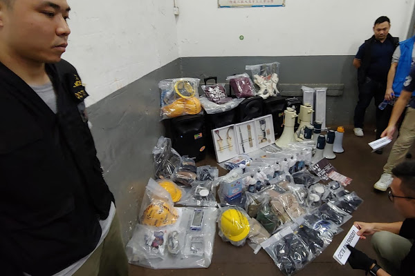 Poliţia din Hong Kong a descoperit un depozit de arme cu o zi înainte de noi proteste