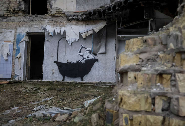 Un mural realizat de Banksy într-o localitate ucraineană bombardată îi inspiră pe rezidenţi