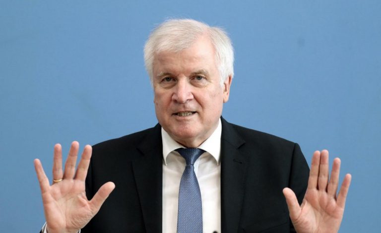 Ministrul german de interne se pronunță împotriva indicării unui număr precis de refugiaţi afgani