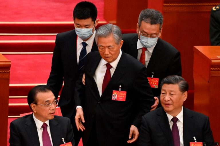 Fostul preşedinte Hu Jintao, escortat afară de la ceremonia de închidere a Congresului PCC, nu se simţea bine
