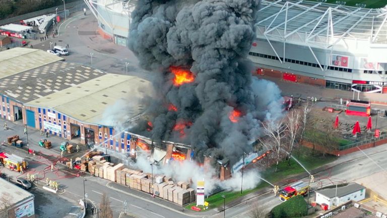 Incendiu uriaș lângă un stadion din Anglia. O partidă din campionatul de fotbal a fost amânată