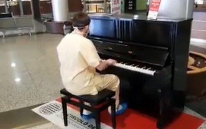 Video viral în timp de pandemie: Un medic italian cântă la pian, în holul spitalului, ‘Don’t stop me now’