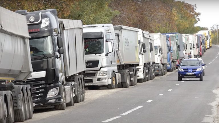 La vama Costești sunt cozi kilometrice. Șoferii de camioane așteaptă câte 4 zile