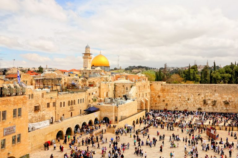 Sute de pelerini catolici au sărbătorit la Ierusalim Învierea Domnului