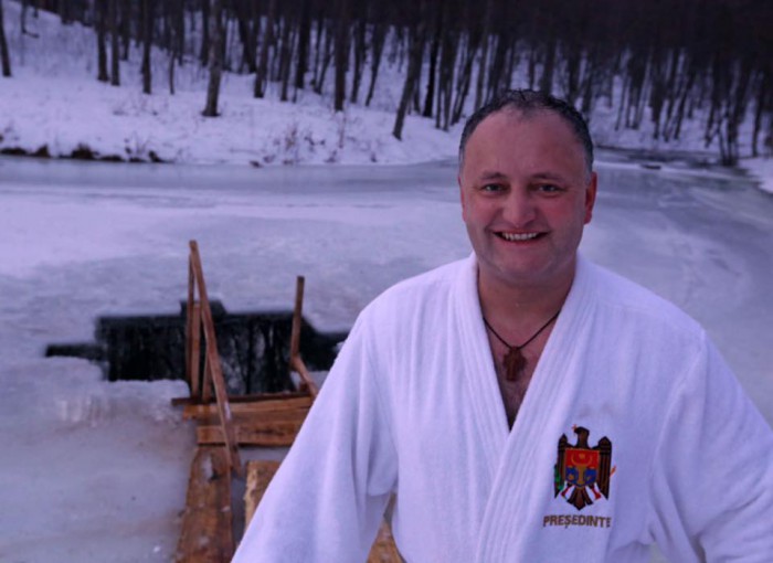 Preşedintele Republicii Moldova Igor Dodon a făcut baie în apa unui lac de Bobotează