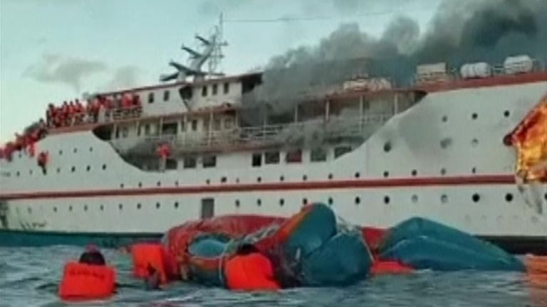 Un feribot a luat foc în Indonezia. 200 de pasageri şi membrii echipajului s-au salvat sărind în apă