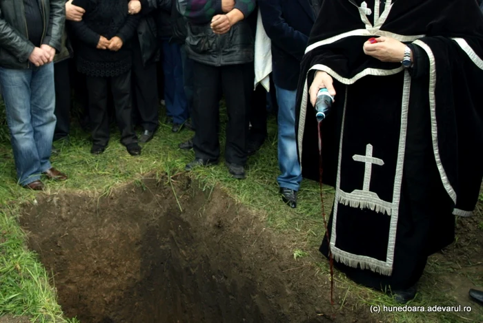 Înmormântare cu circ într-un sat din România: Preotul a refuzat să citească ‘stâlpii’ pentru mort pe motiv că nu prea venea pe la biserică