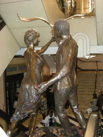 Statuia “Victime nevinovate” a fost restrasă din magazinul de lux londonez Harrods