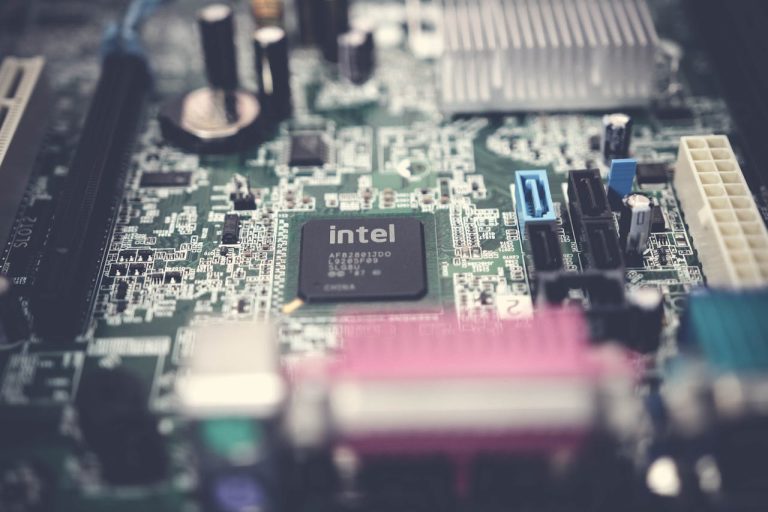 Reuters: Qualcomm e interesat să cumpere bucăți din Intel pentru proiectarea microcipurilor