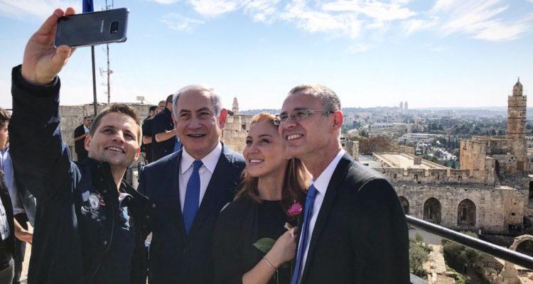 Vacanță de vis în Israel pentru un cuplu de români. Ea a fost turistul cu numărul 3 milioane din Israel și l-a avut drept ghid pe premierul Netanyahu