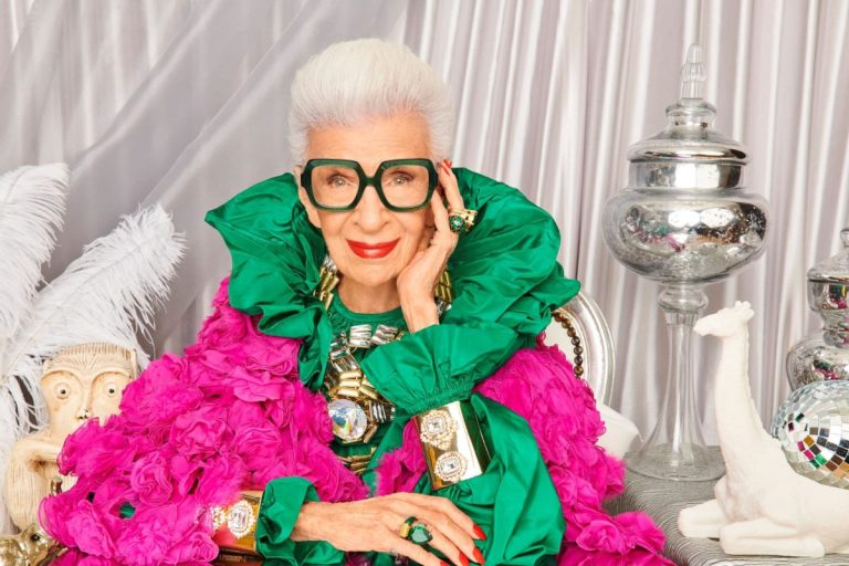 Iris Apfel, simbol al universului modei din New York, a încetat din viaţă la vârsta de 102 ani