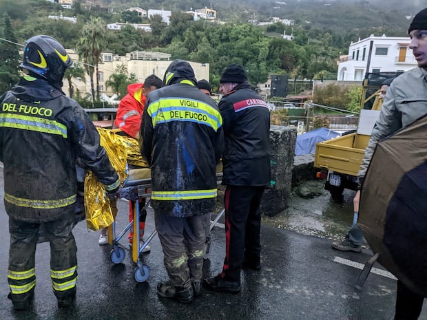 1.000 de persoane vor fi evacuate dintr-un oraş din insula italiană Ischia, afectată de o alunecare de teren