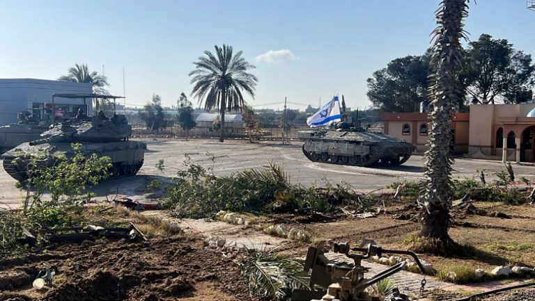 Armata israeliană a preluat controlul punctului de trecere Rafah. Trei tuneluri “semnificative”, descoperite în ofensiva de azi noapte