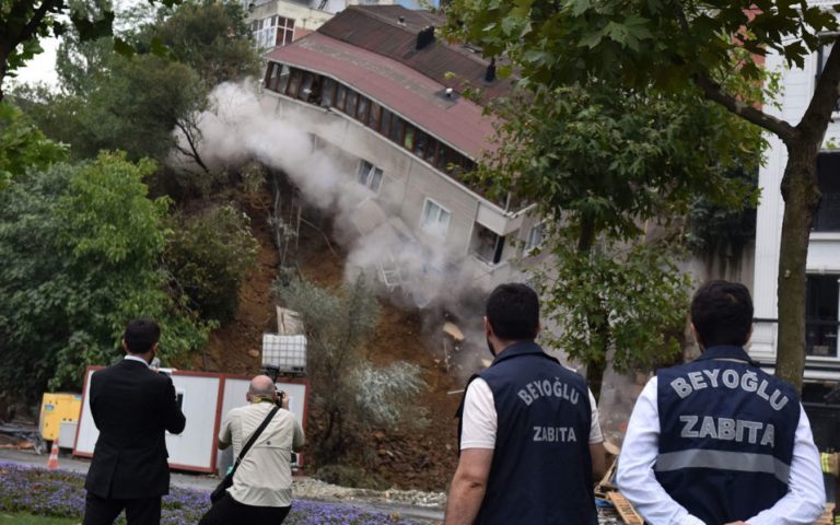 Turcia: O clădire rezidenţială de patru etaje s-a prăbuşit în Istanbul, în urma ploilor