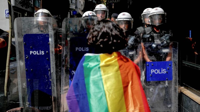Peste 200 de persoane au fost arestate la Istanbul LGBT pride parade