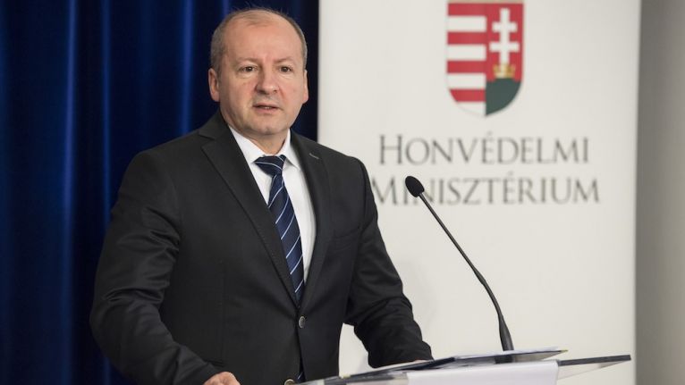 Ministrul ungar al apărării face apel la întărirea “cooperării spirituale și intelectuale” între ţările Grupului de la Visegrad