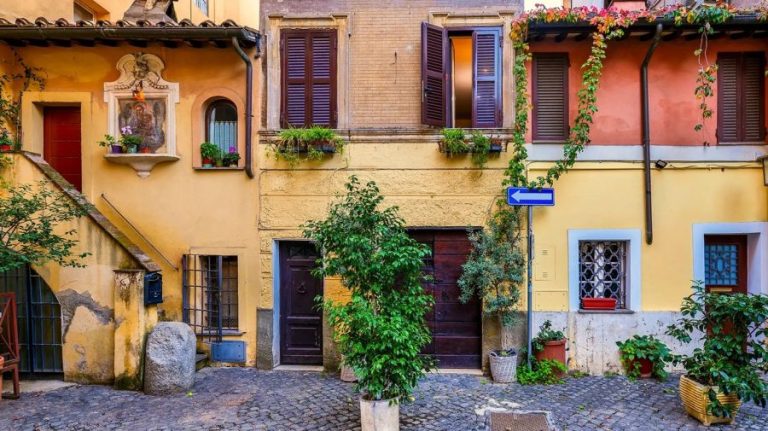 Orașul din Italia unde cumperi case cu doar 3 euro, dar poți plăti până la 200.000 euro pe renovări