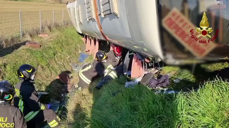 Un autobuz cu aproximativ 50 de ucraineni s-a răsturnat în Italia, un mort și mai mulți răniți