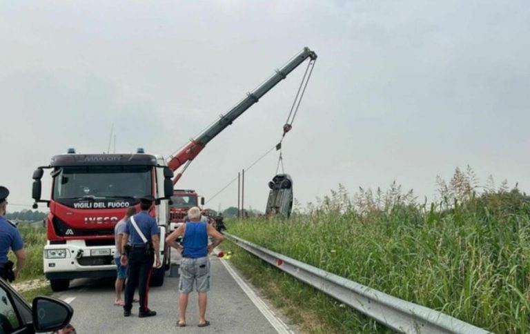 Un moldovean a intrat cu mașina într-un râu din Italia. A ieșit din apă de unul singur și a plecat