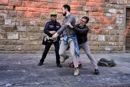 Activişti italieni pentru climă au pulverizat vopsea pe faţada Palazzo Vecchio din Florenţa