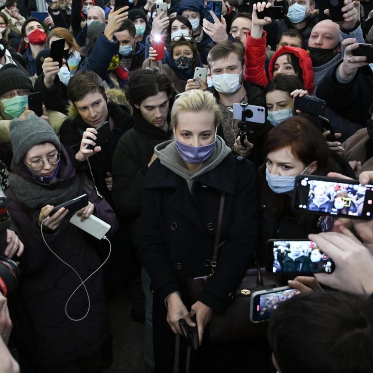 Iulia Navalnaia, soţia lui Aleksei Navalnîi, arestată la Moscova