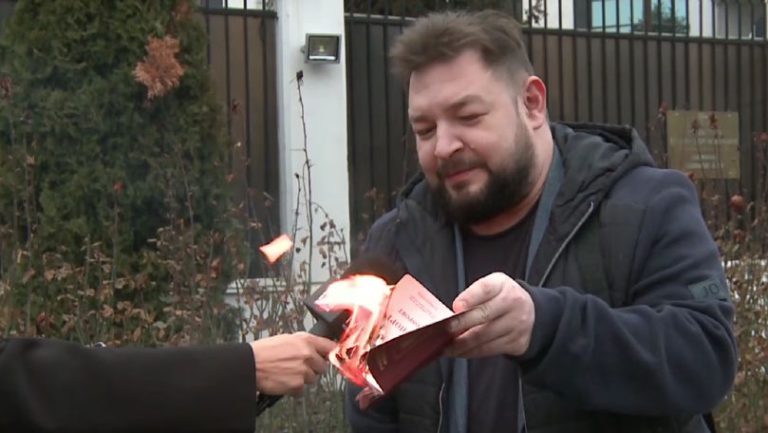 Jurnalistul Ivan Sveatcenco și-a dat foc la pașaportul rusesc în fața Ambasadei Rusiei
