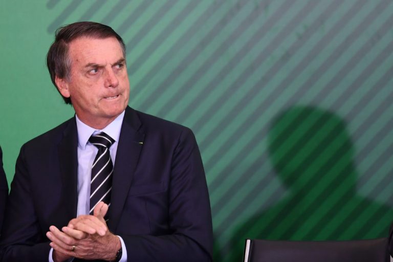 Bolsonaro le cere brazilienilor să facă economie la curent