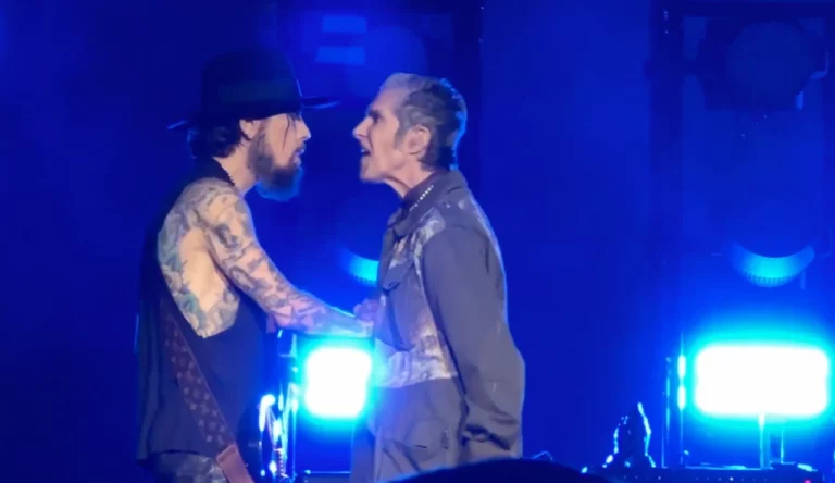 Un concert Jane’s Addiction s-a încheiat brusc după ce Perry Farrell l-a lovit cu pumnul pe Dave Navarro