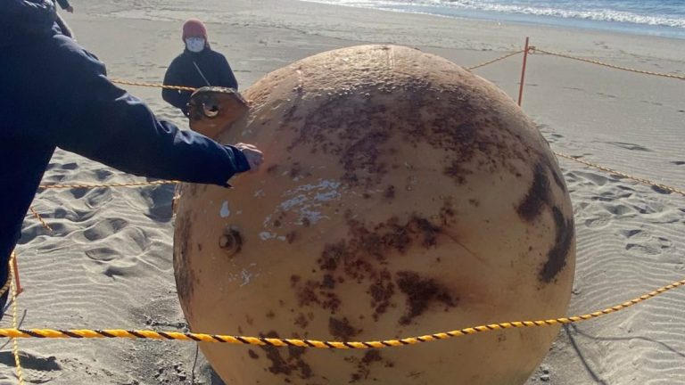 O sferă metalică de mari dimensiuni care a ajuns pe un țărm din Japonia. Autoritățile nu au habar de unde provine