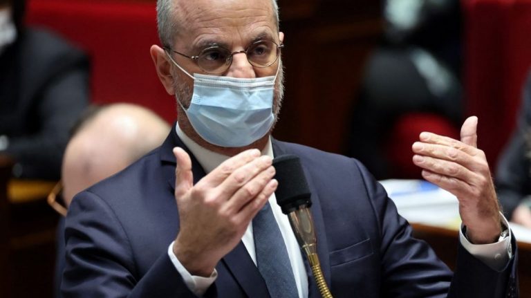 Ministrul francez al educaţiei, în ochiul ciclonului după ce redeschiderea şcolilor l-a prins în vacanţă în Ibiza