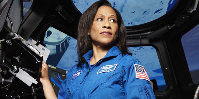 O femeie ,Jeanette Epps, care urma să devină primul astronaut afro-american din echipajul ISS a fost retrasă de NASA din misiune