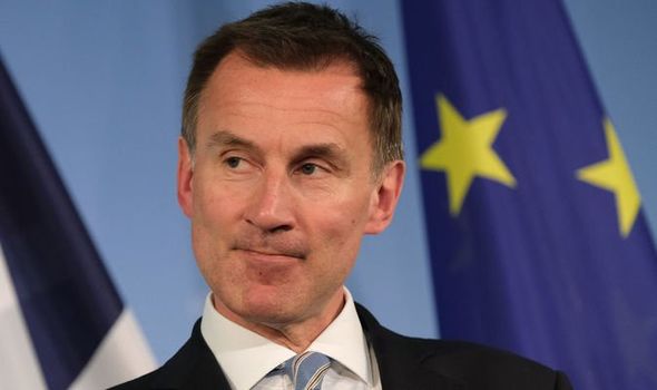 Noul ministru britanic de Finanţe renunţă la aproape toate planurile privind reducerea taxelor
