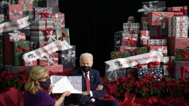 Jill şi Joe Biden au citit poveşti de Crăciun copiilor bolnavi de la Children’s National Hospital, la Washington