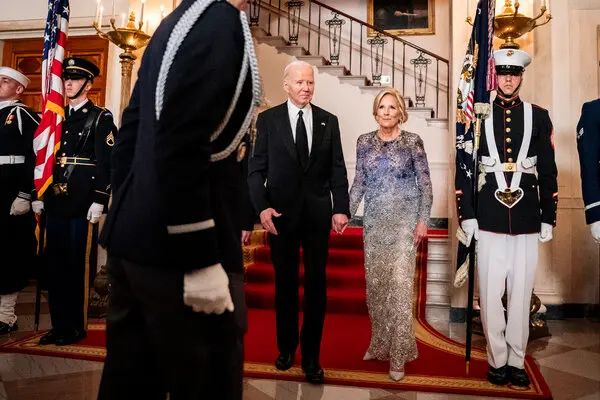 Prima Doamnă a Americii face furori în cronici cu o rochie Oscar de la Renta la un dineu de stat