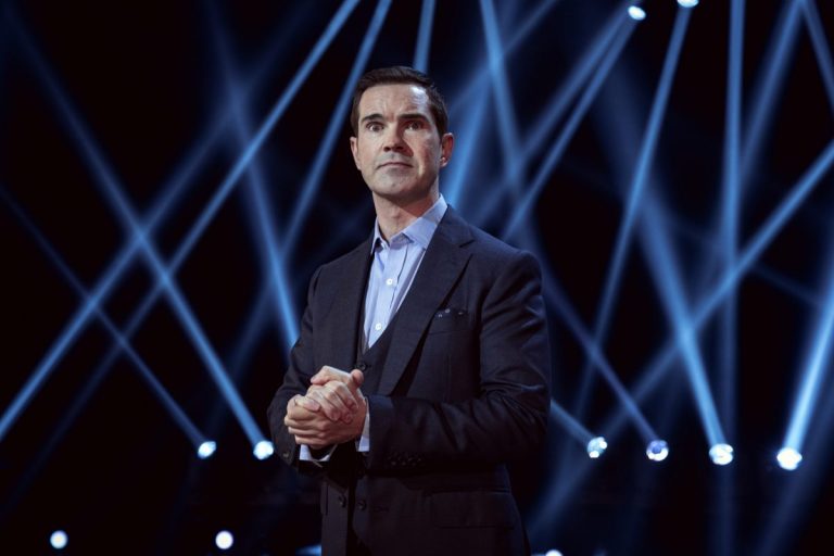 Scandal în Marea Britanie. Comediantul Jimmy Carr criticat dur după o glumă despre comunitatea romă