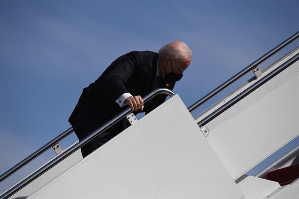 Joe Biden S-A ÎMPIEDICAT şi A CĂZUT pe treptele Air Force One – VIDEO