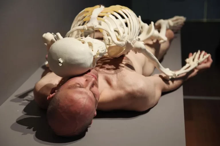 Un model nud dă în judecată un muzeu din SUA pentru că a fost pipăit de vizitatori
