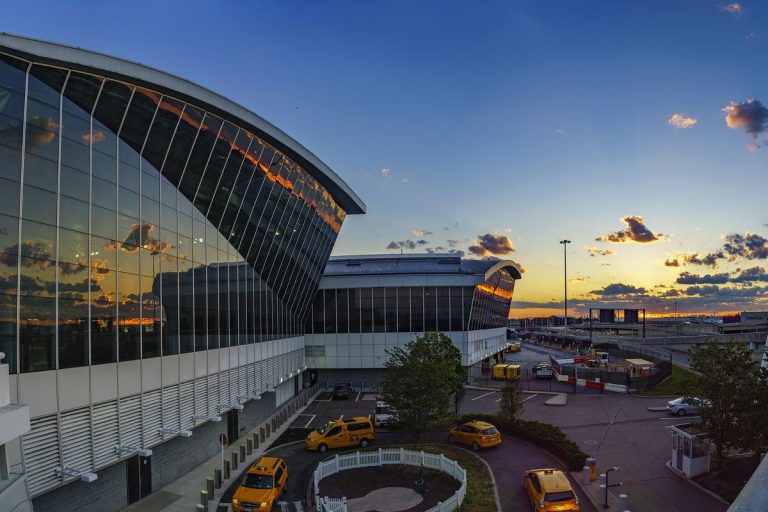 Terminalul celui mai mare aeroport din New York este închis după o defecțiune electrică