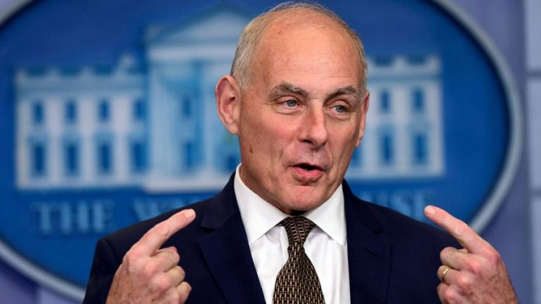 SUA: Trump i-a cerut lui John Kelly să rămână şef al Cancelariei prezidenţiale până în anul 2020 (WSJ)